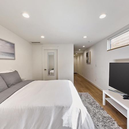 Modern Apartment Near Light Rail Seattle Eksteriør billede