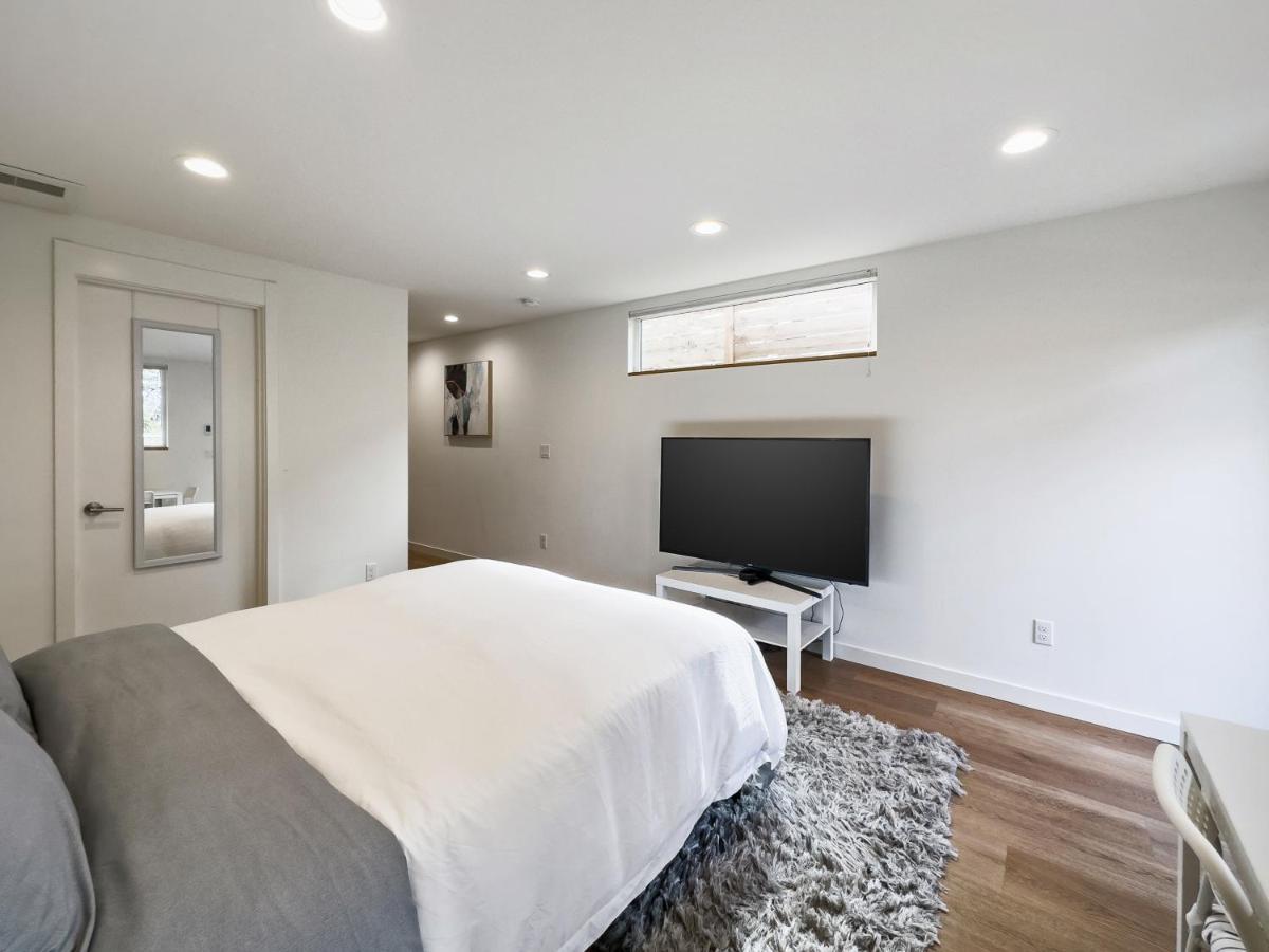 Modern Apartment Near Light Rail Seattle Eksteriør billede