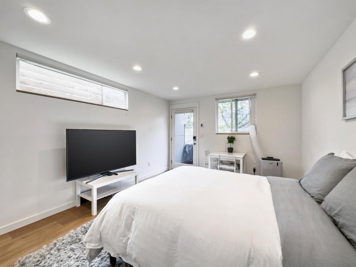Modern Apartment Near Light Rail Seattle Eksteriør billede